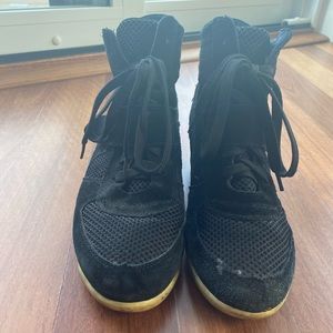 WEDGE SNEAKER